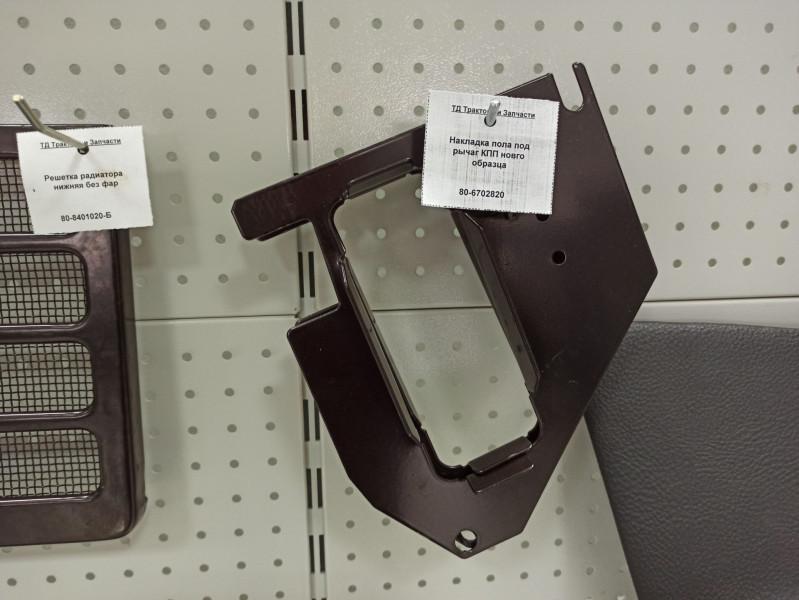 Накладка пола под рычаг КПП нового образца — 1